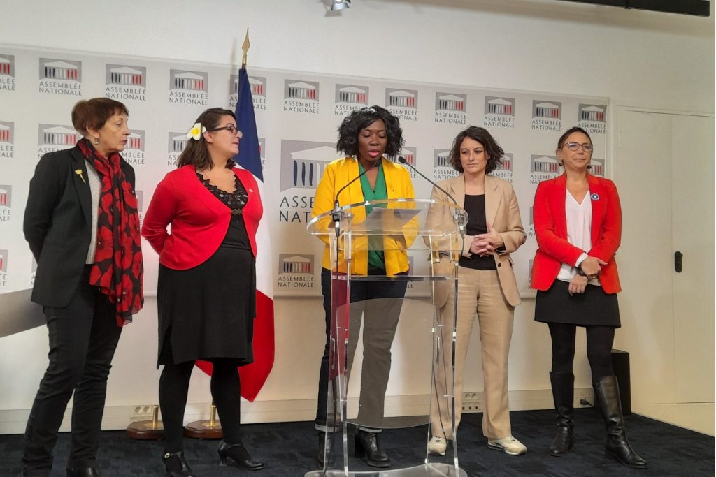 Les députées Sandra Regol, Danièle Obono, Segolene Amiot et Mélanie Vogel annonçant la proposition de loi pour la simplification du changement de sexe à l'état civil.